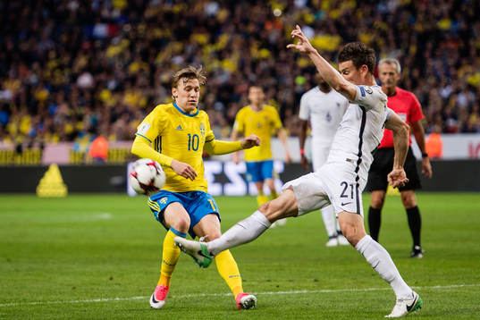 Sveriges Emil Forsberg och Frankrikes Laurent Koscielny