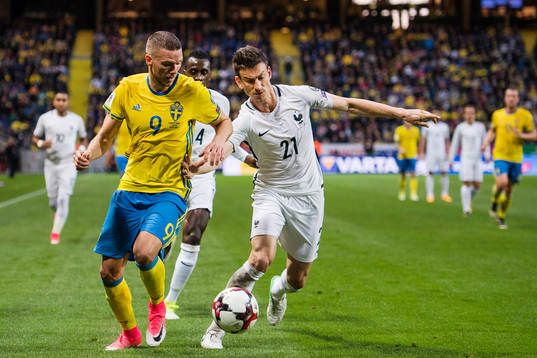 Sveriges Marcus Berg mot Frankrikes Laurent Koscielny