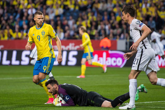 Sveriges Marcus Berg ser målvakt Robin Olsen rädda