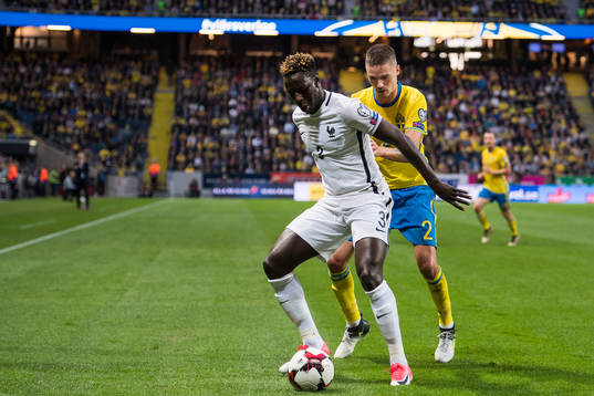 Sveriges Mikael Lustig mot Frankrikes Benjamin Mendy