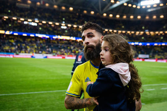 Sveriges Jimmy Durmaz med sin dotter