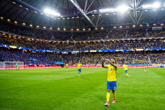 Sveriges Jimmy Durmaz vinkar till publiken