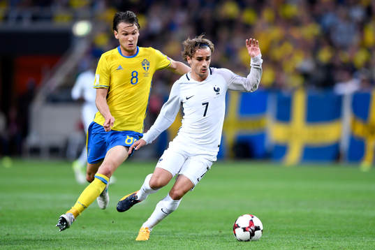 Sveriges Albin Ekdal och Frankrikes Antoine Griezmann