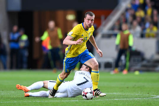 Sveriges Jakob Johansson och Frankrikes Antoine Griezmann