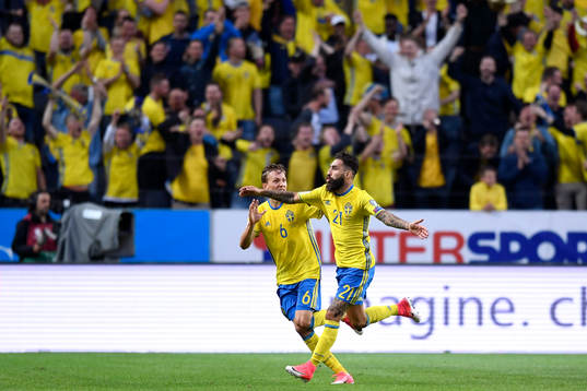 Sveriges Ludwig Augustinsson och Jimmy Durmaz jublar
