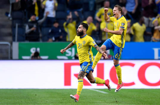 Sveriges Jimmy Durmaz och Ludwig Augustinsson jublar