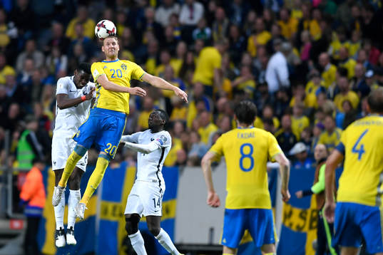 Nickduell mellan Frankrikes Paul Pogba och Sveriges Ola