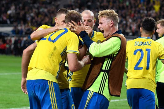Sveriges Oscar Hiljemark jublar med Ola Toivonen