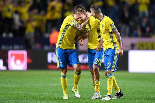 Sveriges Victor Nilsson Lindelöf kramar om Ola Toivonen