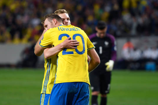 Sveriges Sebastian Larsson kramar om Ola Toivonen