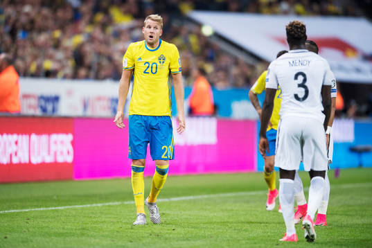 Sveriges Ola Toivonen och Frankrikes Benjamin Mendy
