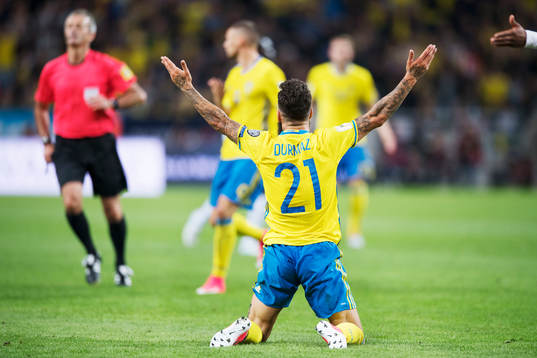 Sveriges Jimmy Durmaz protesterar mot ett domslut