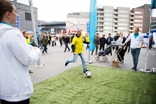 Fan Zone innan fotbollsmatchen i VM-kvalet mellan Sverige
