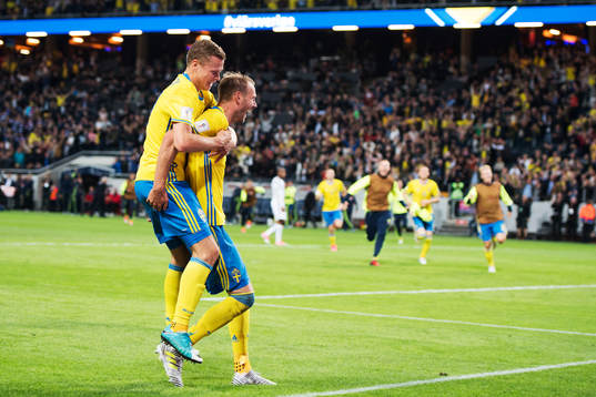 Sveriges Viktor Claesson och Ola Toivonen jublar