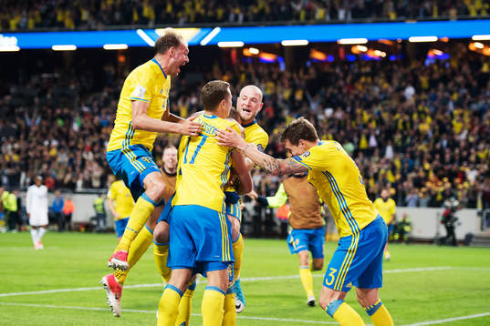 Sveriges Viktor Claesson och Ola Toivonen jublar
