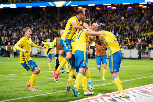 Sveriges Viktor Claesson och Ola Toivonen jublar