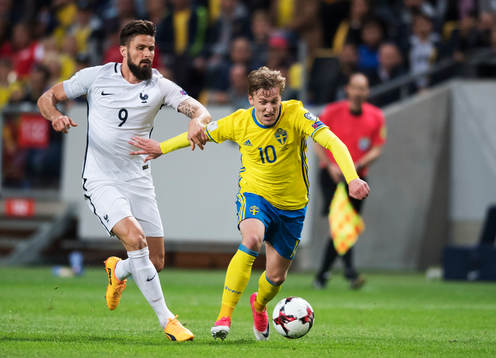 Frankrikes Olivier Giroud och Sveriges Emil Forsberg