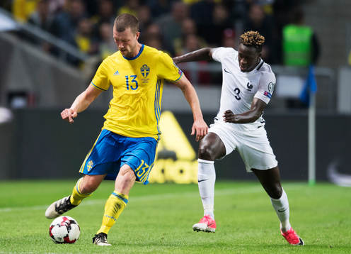 Sveriges Jakob Johansson och Frankrikes Benjamin Mendy
