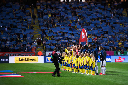 Frankrikes och Sveriges spelare ställer upp