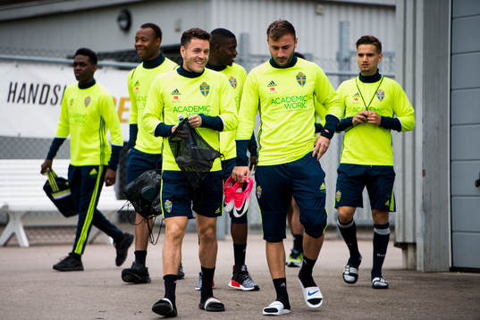 Kerim Mrabti och Muamer Tankovic ankommer till en träning