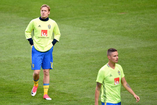 Sveriges Emil Forsberg och Mikael Lustig värmer upp innan