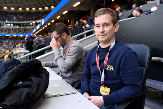 Aftonbladets Erik Niva innan fotbollsmatchen i VM-kvalet