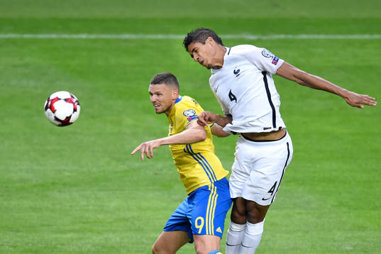 Nickduell mellan Sveriges Marcus Berg och Frankrikes