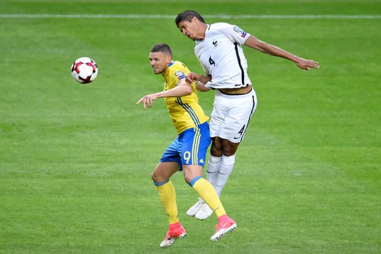 Nickduell mellan Sveriges Marcus Berg och Frankrikes