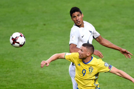 Frankrikes Raphael Varane i nickduell med Sveriges Marcus