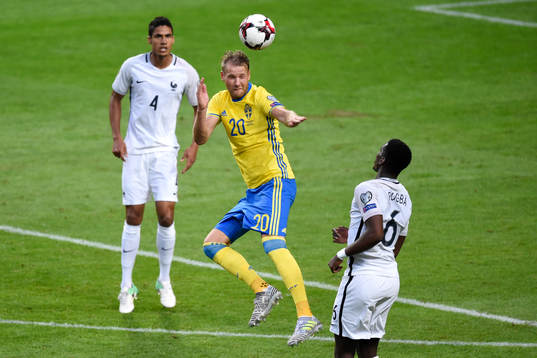 Frankrikes Raphael Varane och Sveriges Ola Toivonen