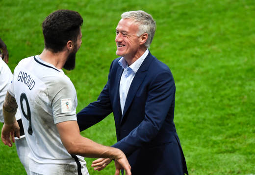 Frankrikes Olivier Giroud jublar med förbundskapten Didier