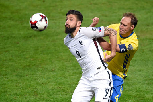 Närkamp mellan Frankrikes Olivier Giroud och Sveriges