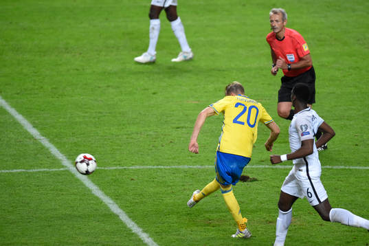 Sveriges Ola Toivonen skjuter bollen till 2-1