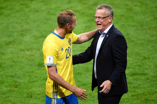 Sveriges Ola Toivonen jublar med förbundskapten Janne