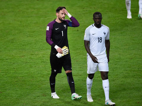 Frankrikes målvakt Hugo Lloris och Moussa Sissoko deppar