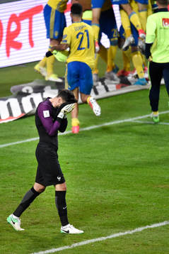 Frankrikes målvakt Hugo Lloris deppar