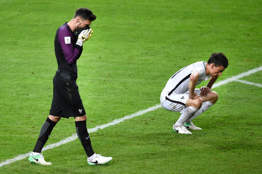 Frankrikes målvakt Hugo Lloris deppar