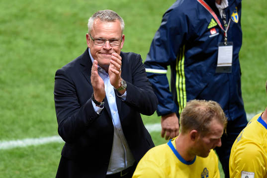 Sveriges förbundskapten Janne Andersson jublar