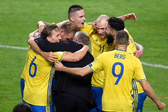 Sveriges förbundskapten Janne Andersson jublar med spelarna