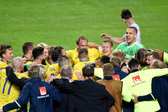 De svenska spelarna jublar