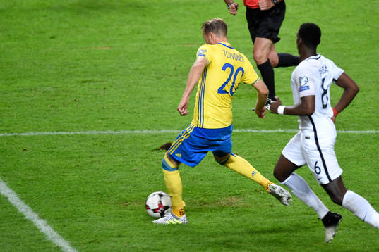 Sveriges Ola Toivonen skjuter bollen till 2-1