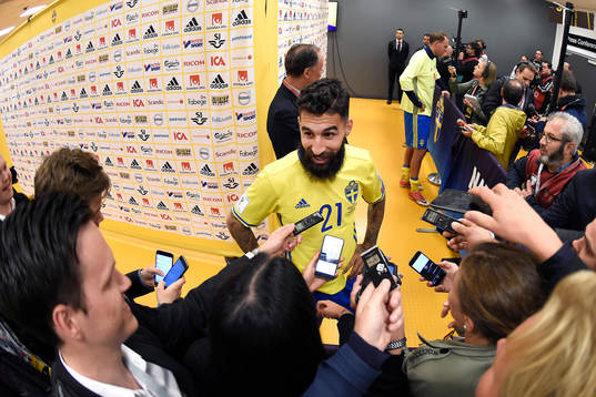 Sveriges Jimmy Durmaz blir intervjuad