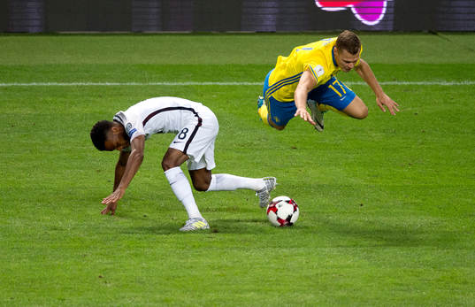 Sveriges Viktor Claesson och Frankrikes Thomas Lemar