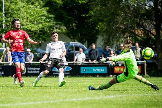 Hittarps Adonis Berisha sätter bollen bakom  Höganäs