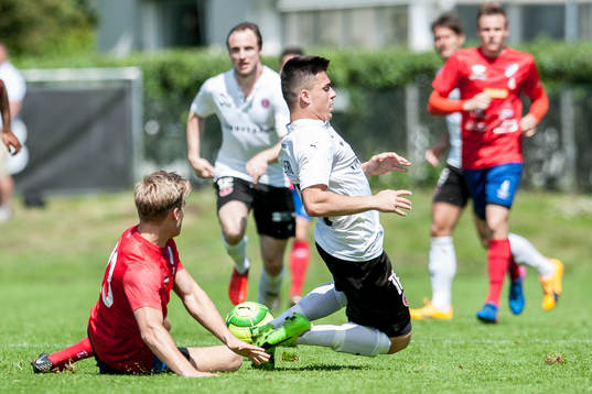 Hittarps Adonis Berisha fälls av Högaborg spelare