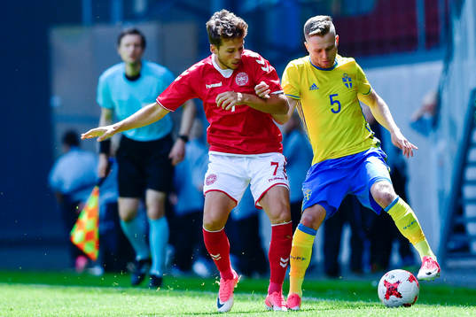 Sveriges Adam Lundqvist i kamp om bollen med Danmarks