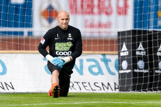 Varbergs målvakt Peter Dahlberg före fotbollsmatchen i