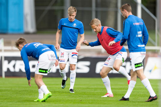 Trelleborgs spelare värmer upp före fotbollsmatchen i