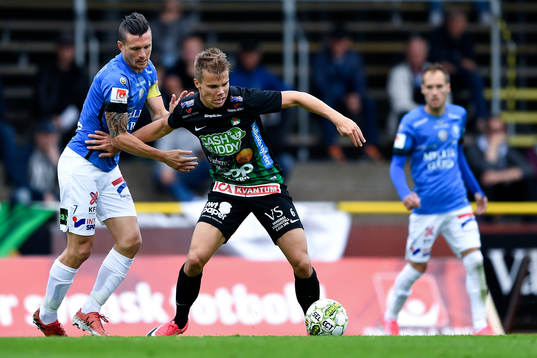 Trelleborgs Kristian Haynes i kamp om bollen med Varbergs