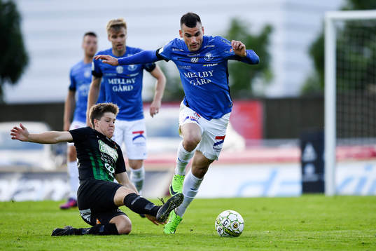 Varbergs Joel Palmqvist glidtacklar Trelleborgs Dino